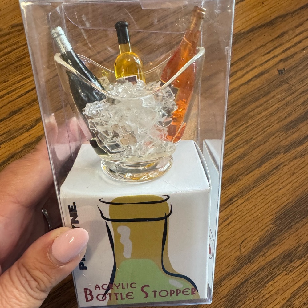Acrylic Bottle Stopper Set with Ice Bucket Design